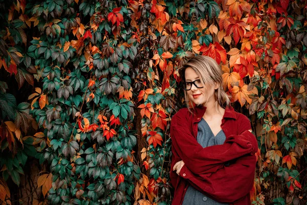 Elegantní Žena Červené Košili Parku Podzimní Čas — Stock fotografie