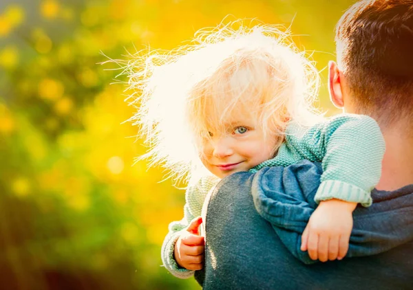 Rückansicht Eines Jungen Vaters Der Seine Kleine Tochter Park Den — Stockfoto