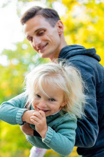 Junger Vater Macht Flugzeug Aus Tochter Hat Spaß Park Herbstzeit — Stockfoto
