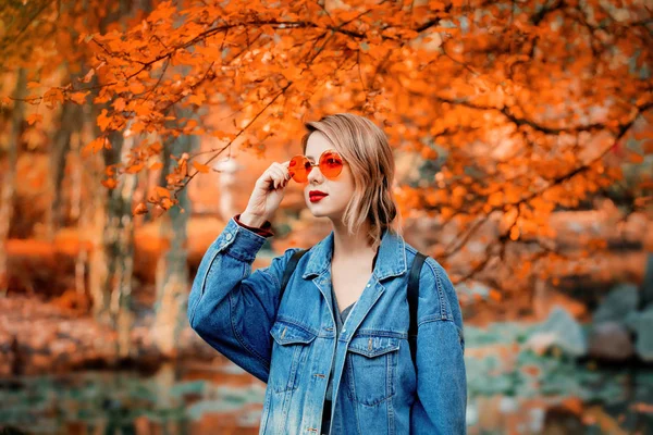 Stijlvolle Vrouw Glazen Blauw Denim Jasje Park Herfst Seizoen Tijd — Stockfoto