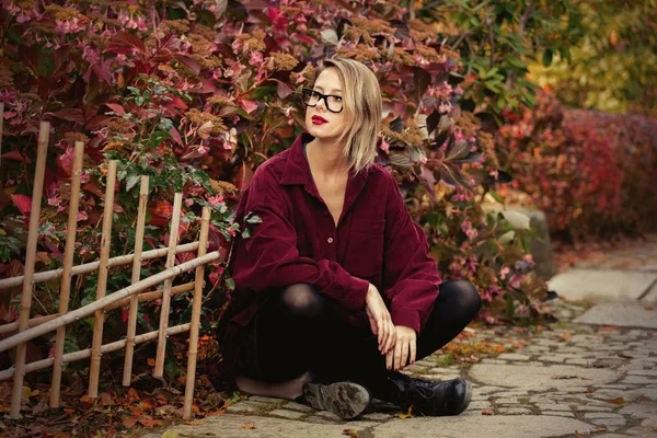 Stijlvolle Vrouw Rode Shirt Park Herfst Seizoen Tijd — Stockfoto