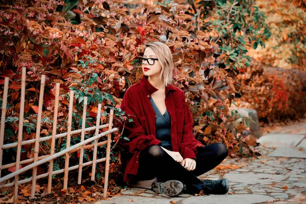 Mujer Con Estilo Camisa Roja Parque Tiempo Temporada Otoño —  Fotos de Stock