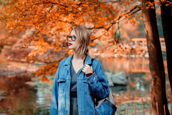 公園を歩いてジャケットで 若い女性 秋シーズン時間シーン — ストック写真