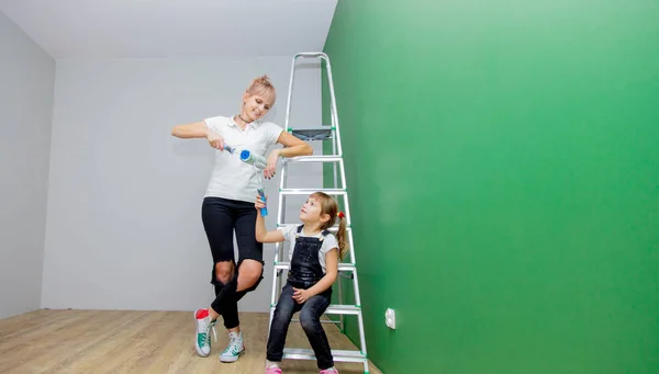 Jeune Mère Dauter Avec Des Rouleaux Peinture Dans Propre Salle — Photo