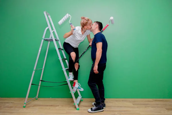 Junge Familie Bemalt Wand Grüner Farbe Mit Rollenmalern Neuen Haus — Stockfoto