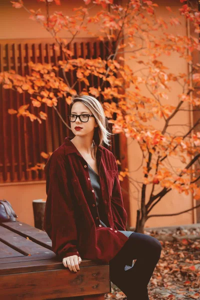 Mujer Con Estilo Camisa Roja Parque Tiempo Temporada Otoño — Foto de Stock