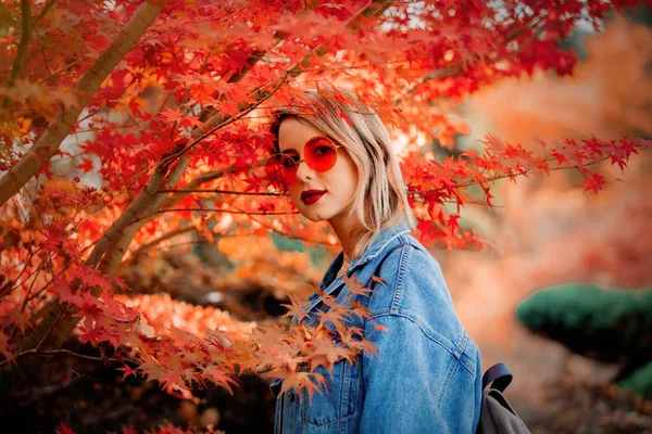 Femme Élégante Lunettes Veste Denim Bleu Dans Parc Heure Automne — Photo