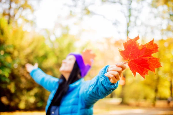 Красивая Молодая Женщина Синей Куртке Фиолетовой Шляпе Листьями Осеннем Парке — стоковое фото