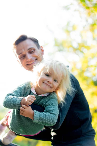 Joven Padre Haciendo Avión Hija Divirtiéndose Parque Tiempo Temporada Otoño — Foto de Stock