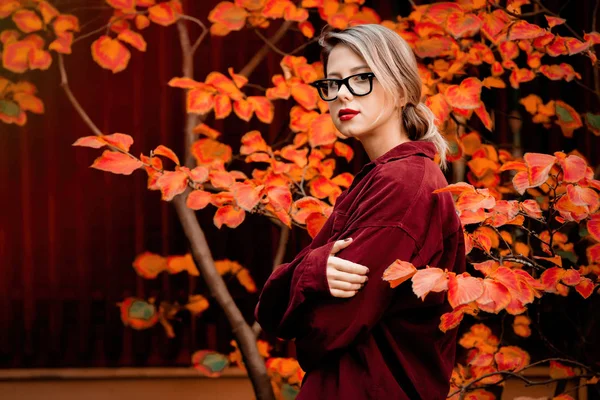 Elegante Donna Camicia Rossa Nel Parco Stagione Autunnale — Foto Stock