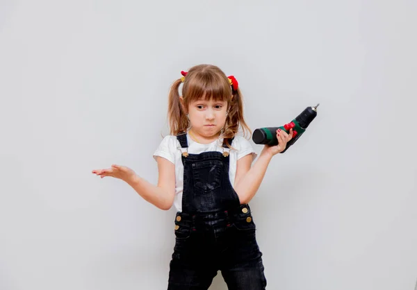 Pequeña Chica Sorprendida Con Destornillador Durante Reparación Fondo Pared Blanco —  Fotos de Stock