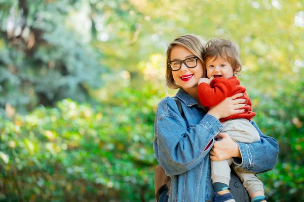 Jonge Moeder Met Babyjongen Park Herfst Seizoen Tijd — Stockfoto