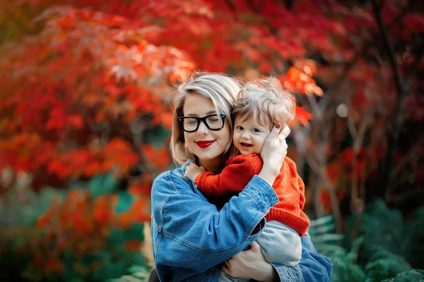 공원에 아기와 어머니 — 스톡 사진