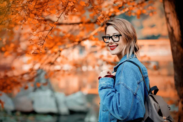Genç Kadın Park Yürüyordunuz Ceketli Sonbahar Sezonu Zaman Sahne — Stok fotoğraf