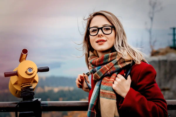 Mujer Gafas Cerca Binocular Lugar Vista Las Montañas Sur Polonia — Foto de Stock