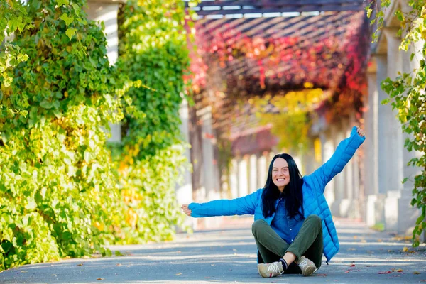 Femme Mignonne Veste Bleue Assise Sur Sol Allée Automne — Photo