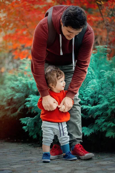 Junger Vater Mit Kind Hat Spaß Park Herbstzeit — Stockfoto