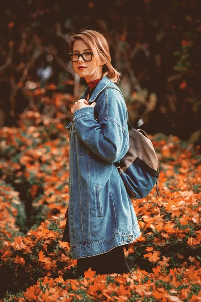 Genç Kadın Park Yürüyordunuz Ceketli Sonbahar Sezonu Zaman Sahne — Stok fotoğraf