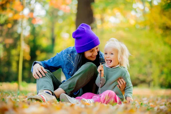 Porträtt Mor Med Barn Flicka Sitter Marken Parken — Stockfoto