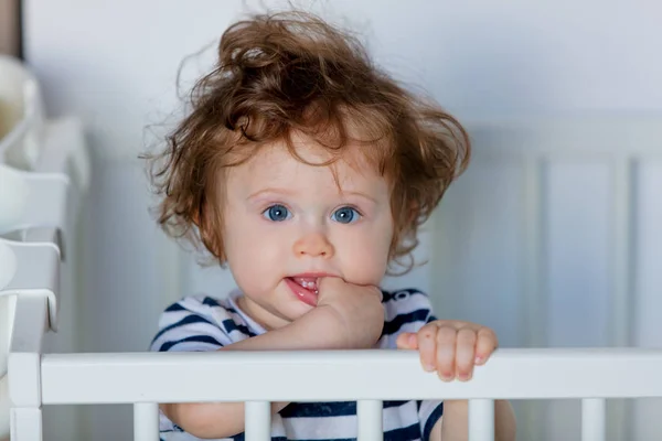 Retrato Pequena Criança Cama Casa — Fotografia de Stock