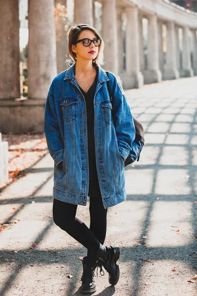 Stijlvolle Vrouw Denim Jasje Glazen Wandelen Steegje Met Kolommen Herfst — Stockfoto