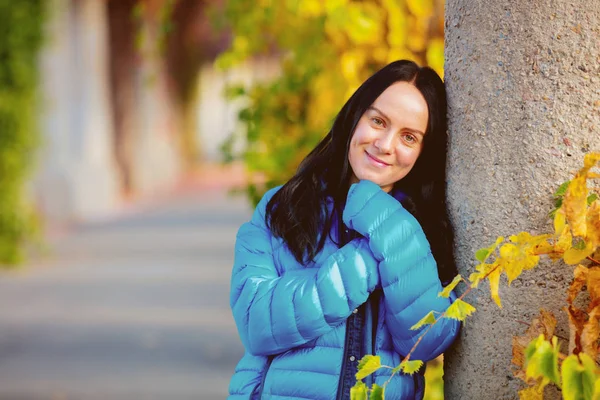 Sonbahar Sokak Poz Mavi Ceketli Genç Brunet Kadın — Stok fotoğraf