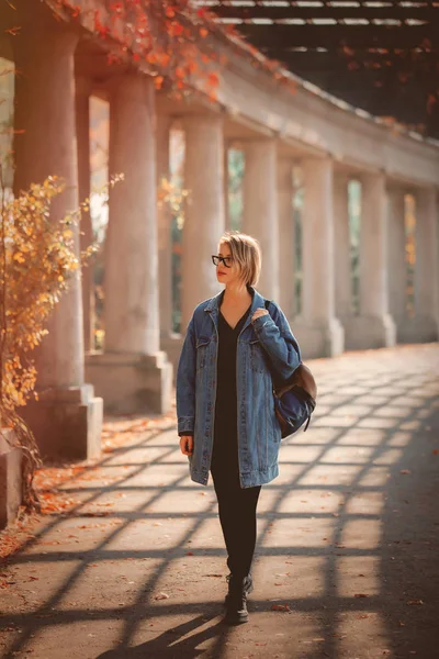 Şık Kadın Denim Ceket Sokak Sütunlarla Yürüyüş Gözlük Sonbahar Sezonu — Stok fotoğraf