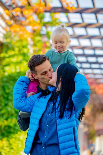 Jonge Witte Familie Vader Moeder Dochter Het Park Ouders Zoenen — Stockfoto