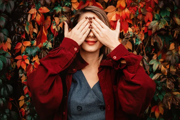 Vrouw Rood Shirt Ogen Met Handen Park Met Wilde Druivenbladeren — Stockfoto