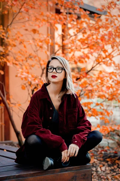 Femme Élégante Chemise Rouge Dans Parc Heure Automne — Photo