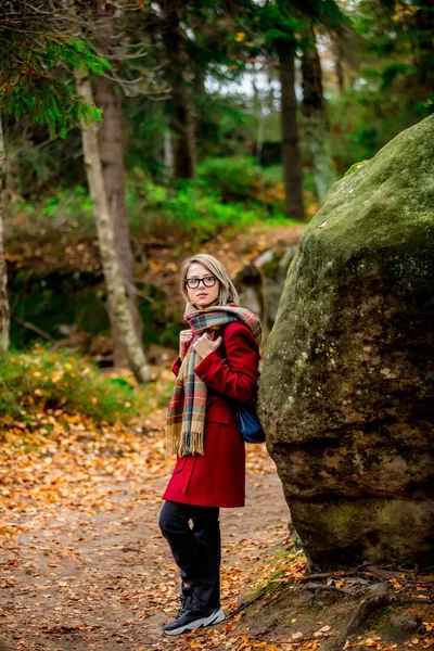 Jeune Femme Écharpe Manteau Forêt Avec Des Rochers Saison Automne — Photo