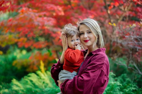 Ibu Muda Dengan Bayi Laki Laki Taman Musim Gugur Waktu — Stok Foto