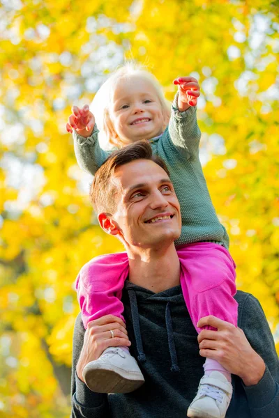 Joven Padre Sosteniendo Pequeña Hija Cuello Parque — Foto de Stock