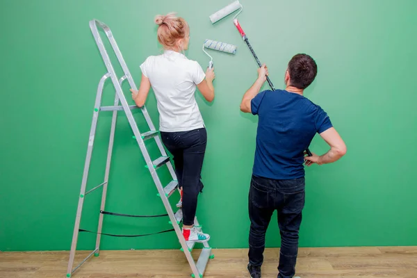 Parede Jovem Pintura Família Cor Verde Usando Pintores Rolo Casa — Fotografia de Stock