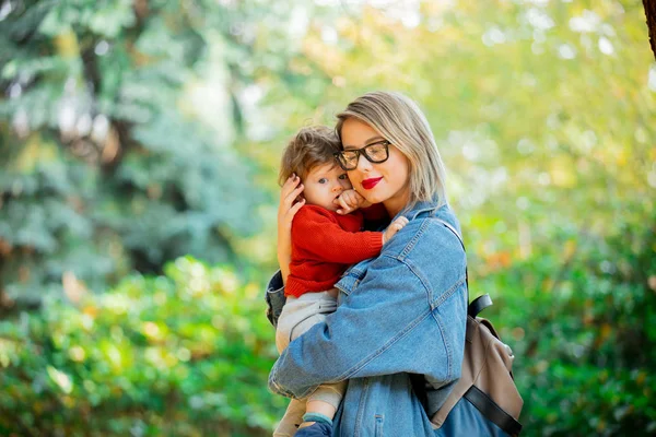 Jovem Mãe Com Menino Parque Hora Época Outono — Fotografia de Stock