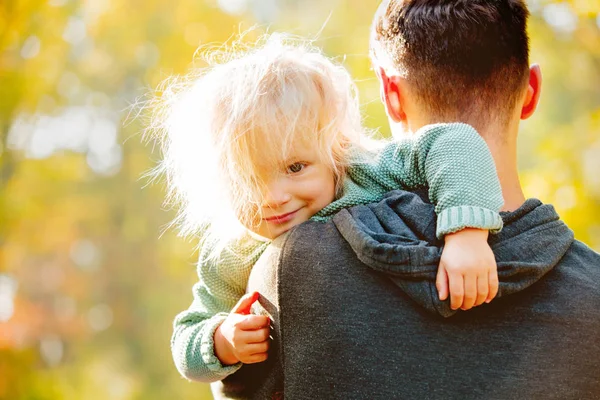 Rückansicht Eines Jungen Vaters Der Seine Kleine Tochter Park Den — Stockfoto