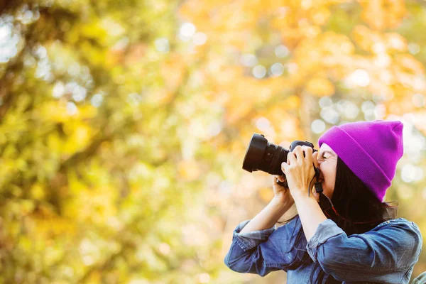 Portrait Young Woman Violet Hat Professional Camera Fall Season Park — Stock Photo, Image