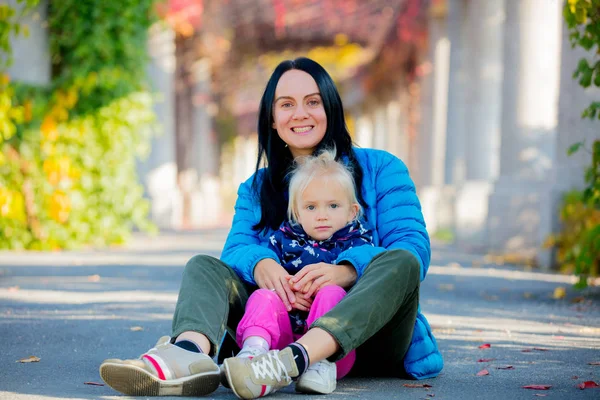 Portret Van Een Moeder Met Kind Meisje Zittend Grond Val — Stockfoto