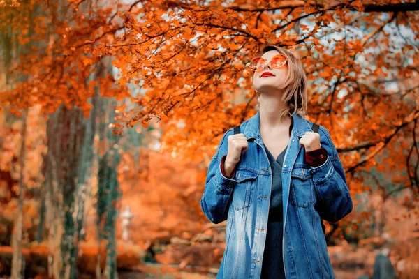 Stijlvolle Vrouw Glazen Blauw Denim Jasje Park Herfst Seizoen Tijd — Stockfoto