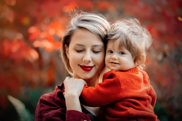 Madre Joven Con Bebé Parque Tiempo Temporada Otoño —  Fotos de Stock