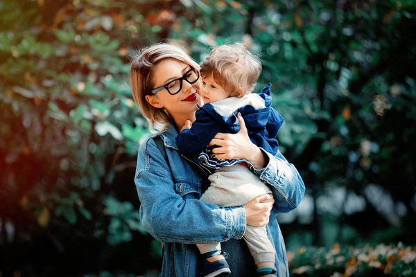 公園で男の子の赤ちゃんを持つ若い母親 秋シーズンの時間 — ストック写真