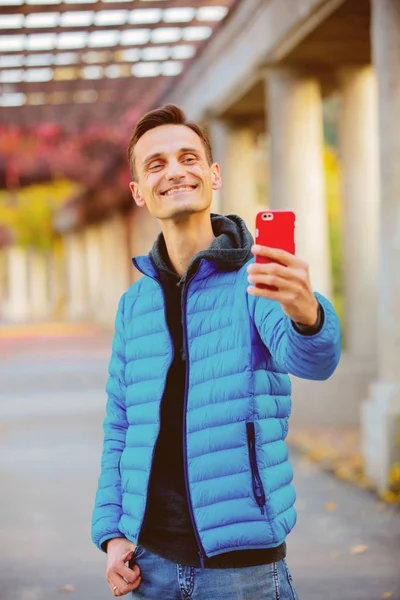 Bell Uomo Alto Giacca Blu Che Selfie Con Cellulare Nel — Foto Stock