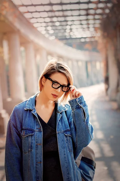 Mujer Con Estilo Chaqueta Mezclilla Gafas Caminando Por Callejón Con — Foto de Stock