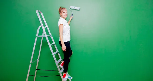 Jeune Femme Avec Rouleau Peinture Salle Peinture Échelle — Photo