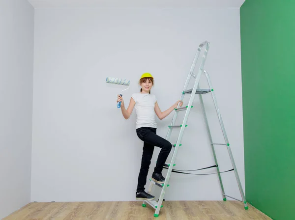 Menina Pintando Paredes Quarto Com Rolo — Fotografia de Stock