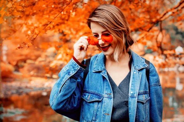 Femme Élégante Lunettes Veste Denim Bleu Dans Parc Heure Automne — Photo