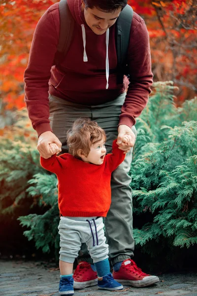 Νεαρός Πατέρας Παιδί Που Έχει Διασκέδαση Στο Πάρκο Εποχή Φθινόπωρο — Φωτογραφία Αρχείου