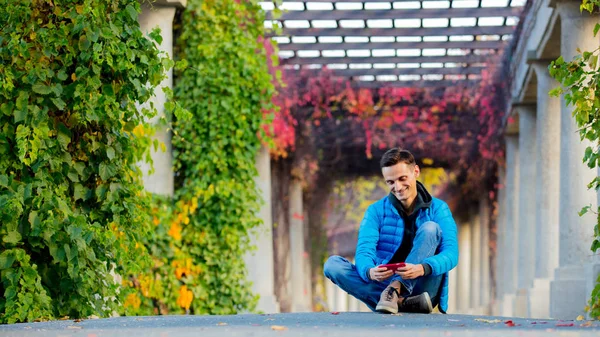 Jovem Casaco Azul Usando Telefone Celular Beco Tempo Outono — Fotografia de Stock