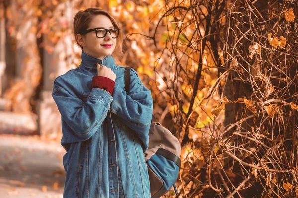 公園を歩いてジャケットで 若い女性 秋シーズン時間シーン — ストック写真
