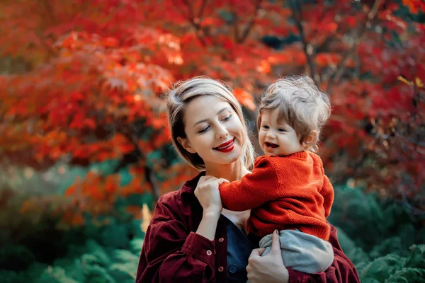 Jovem Mãe Com Menino Parque Hora Época Outono — Fotografia de Stock